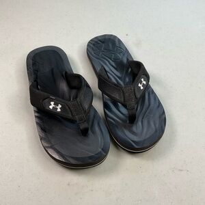 Under Armour Black and Gray Flip Flops women's size 7 candles summer beach pool